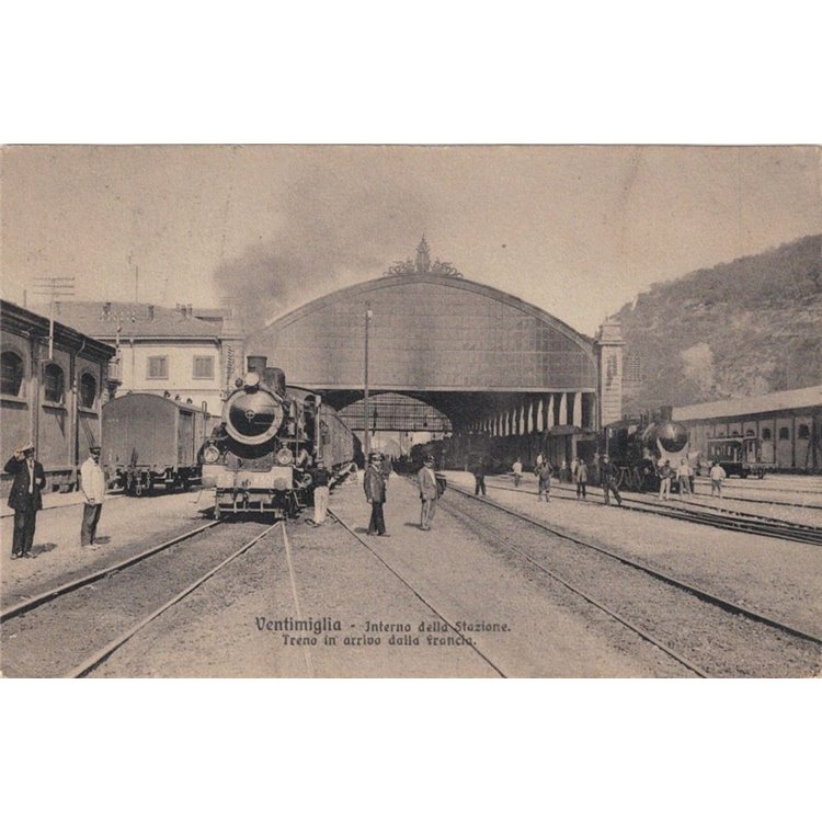 CARTOLINA Stazione di Ventimiglia, treno in arrivo dalla Francia