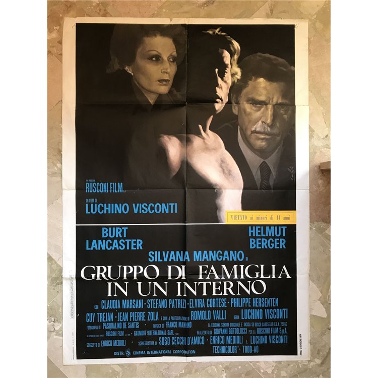 FAMILY GROUP IN AN INTERIOR Original movie poster 2F