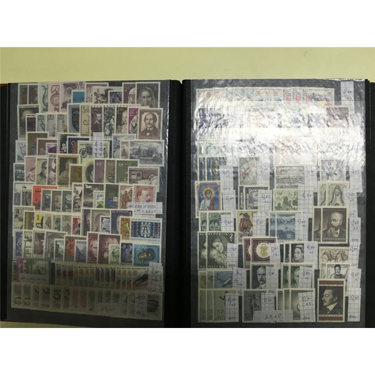 AUSTRIA 1870-2007 Lotto di migliaia di francobolli MNH**