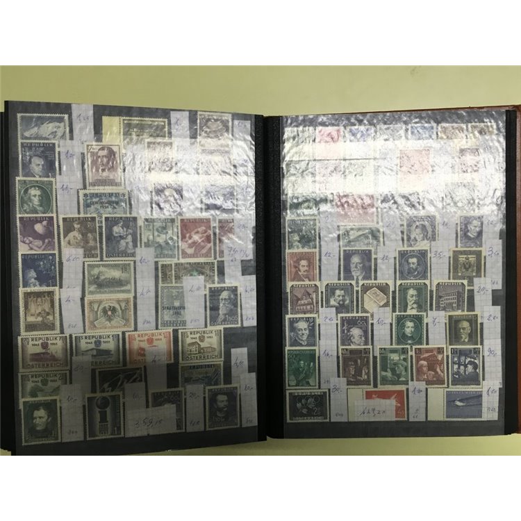 AUSTRIA 1870-2007 Lotto di migliaia di francobolli MNH**