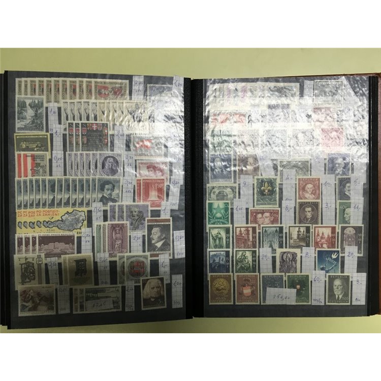 AUSTRIA 1870-2007 Lotto di migliaia di francobolli MNH**