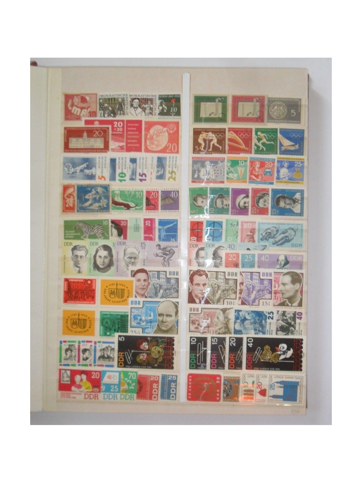 GERMANIA DDR 1960/80 Classificatore con francobolli MNH**