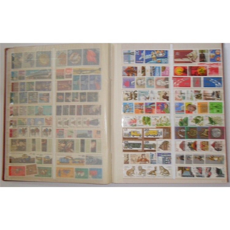 GERMANIA DDR 1960/80 Classificatore con francobolli MNH**