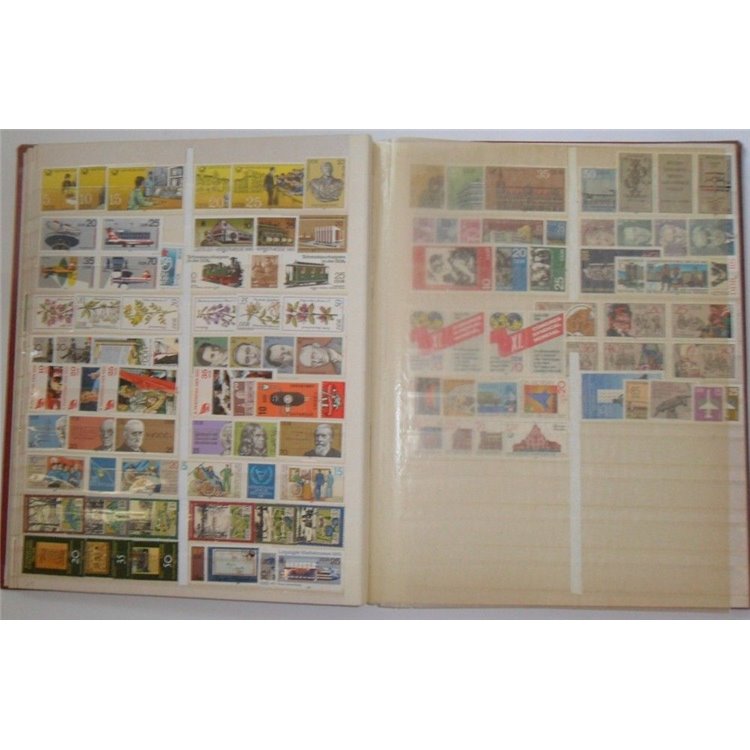 GERMANIA DDR 1960/80 Classificatore con francobolli MNH**